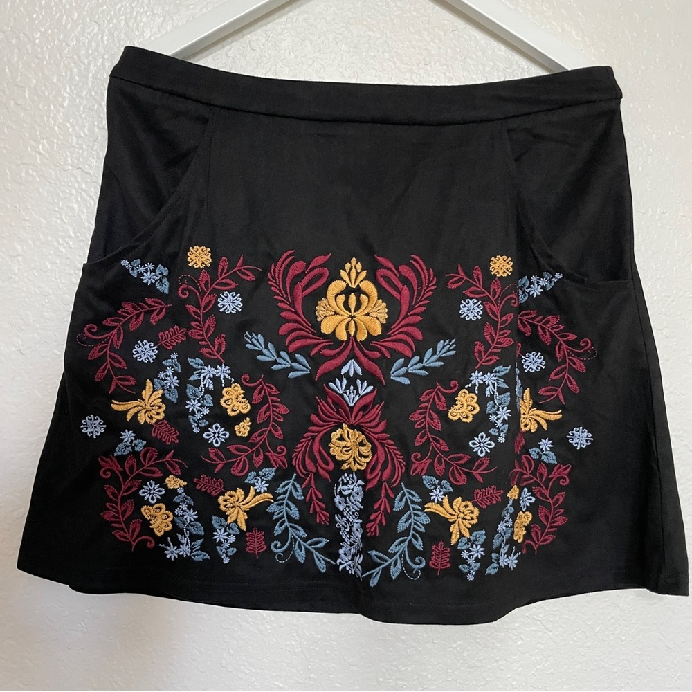 Embroidered Pocket Skirt Large NWT